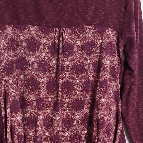 MAX JEANS Maroon Tunic Top with Side Slits and Patterned Back Size Small - Picture 13 of 16